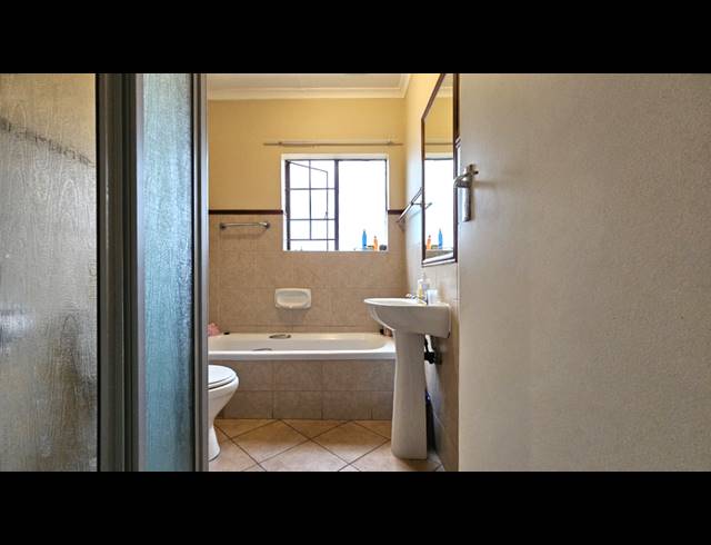 2 BEDROOM APARTMENT FOR SALE IN MOOIKLOOF RIDGE